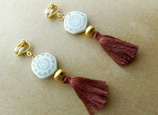 エスニック柄パーツとコットンタッセルのイヤリング(ivory)