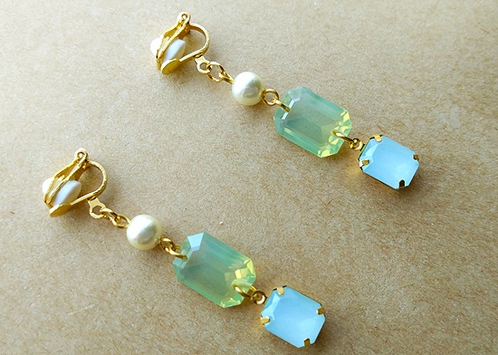 スクエアビジューのイヤリング(milky green)