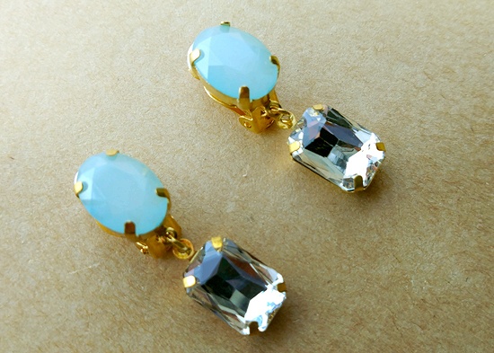 オーバル×レクタングルビジューのイヤリング(milky blue)