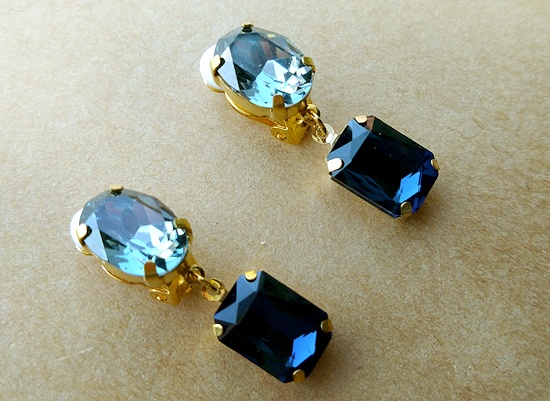 オーバル×レクタングルビジューのイヤリング(deep blue)