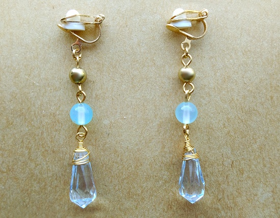 ジェムカットドロップとストーンのイヤリング（blue crystal）