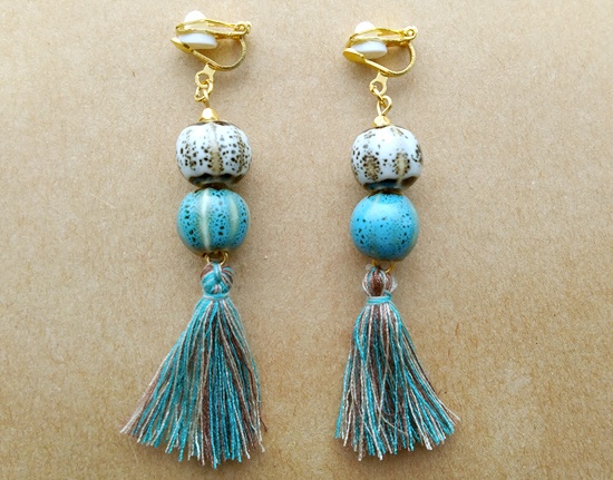 陶器ビーズとミックスカラータッセルのイヤリング（A）