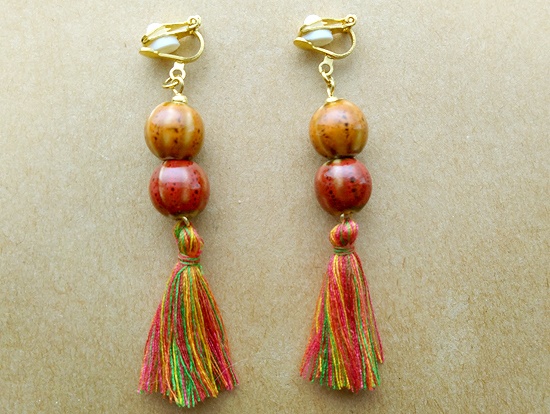 陶器ビーズとミックスカラータッセルのイヤリング（B）