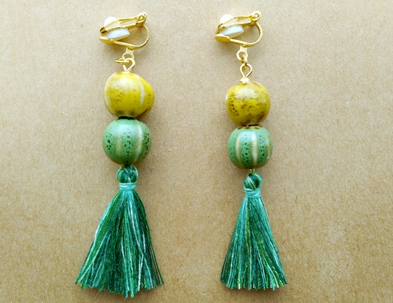 陶器ビーズとミックスカラータッセルのイヤリング（C）