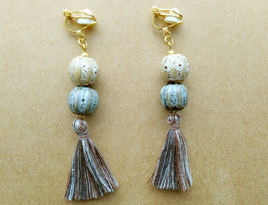 陶器ビーズとミックスカラータッセルのイヤリング（D）