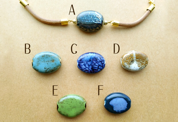 陶器ビーズと革紐のブレスレット(カラーバリエーション有)