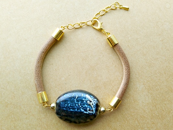 陶器ビーズと革紐のブレスレット(カラーバリエーション有)