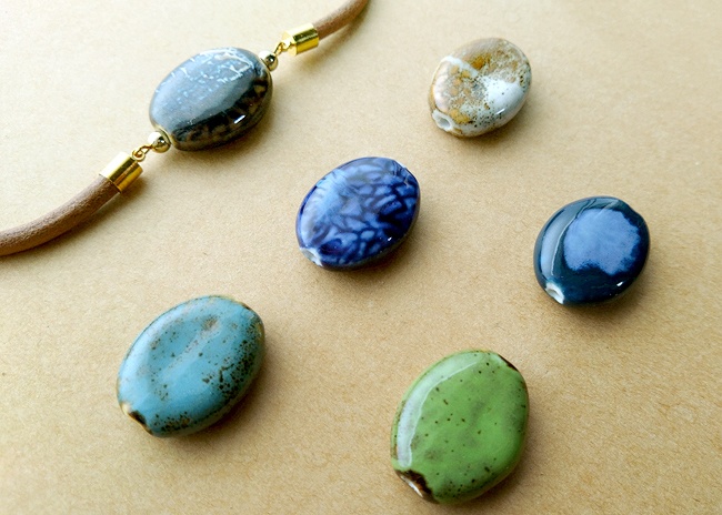 陶器ビーズと革紐のブレスレット(カラーバリエーション有)