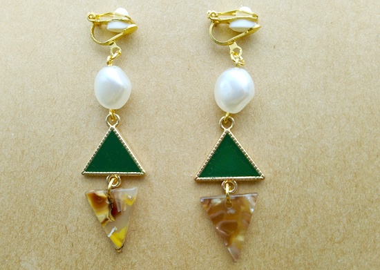 カラーコネクターとマーブルパーツのトライアングルイヤリング（A）