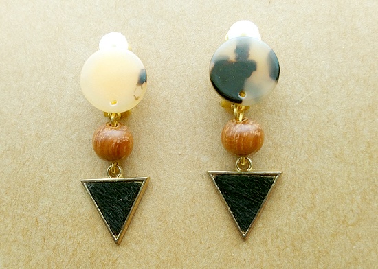 マーブルカボションとハラコトライアングルのイヤリング（A）