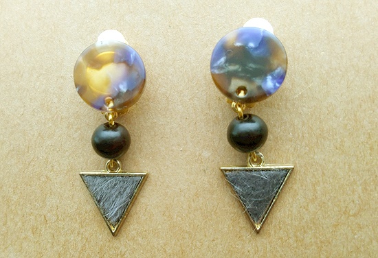 マーブルカボションとハラコトライアングルのイヤリング（B）
