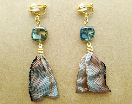 オーロラガラスとグラデーションリボンのイヤリング（朝凪）