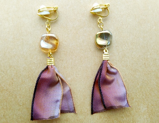 オーロラガラスとグラデーションリボンのイヤリング（夕凪）