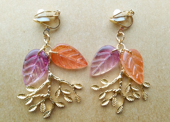 ガラスリーフとメタルツリーのイヤリング（A）