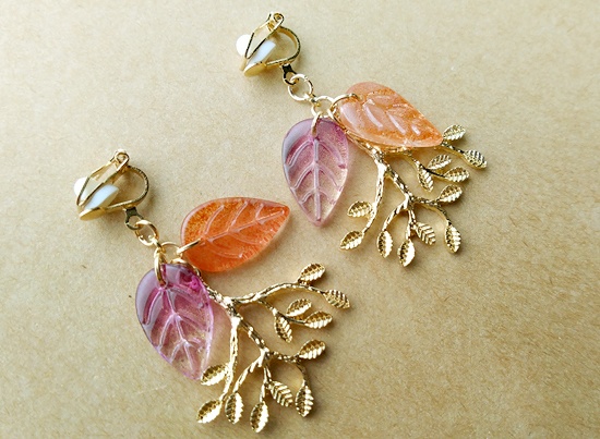 ガラスリーフとメタルツリーのイヤリング(A)