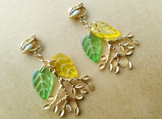 ガラスリーフとメタルツリーのイヤリング(B)