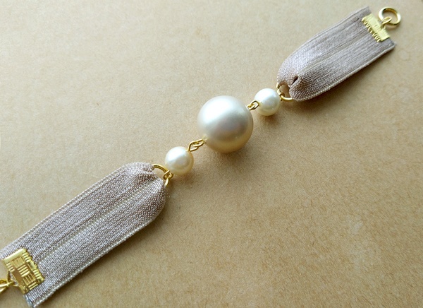 ストレッチリボンとヴィンテージパールのブレスレット（beige）