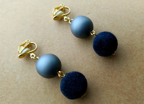フロッキーボールと艶消しパールのイヤリング(navy)