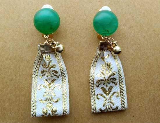 マーブルカボションとリボンタッセルのイヤリング（green×white）