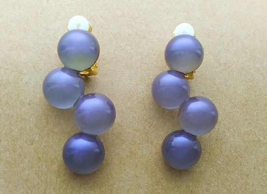 連なる雨粒のイヤリング（群青）