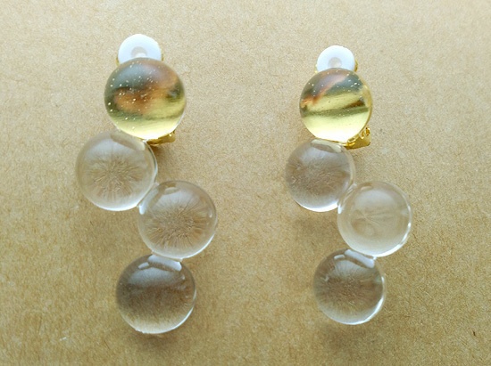 連なる雨粒のイヤリング（透明）