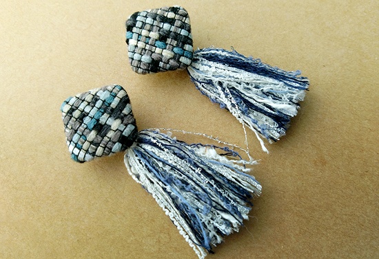 ニットカボションと引き揃え糸タッセルのイヤリング(スクエア・A)