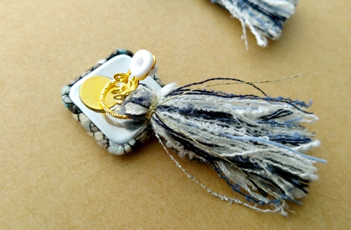 ニットカボションと引き揃え糸タッセルのイヤリング(スクエア・A)