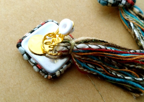 ニットカボションと引き揃え糸タッセルのイヤリング(スクエア・B)