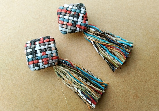 ニットカボションと引き揃え糸タッセルのイヤリング(スクエア・B)