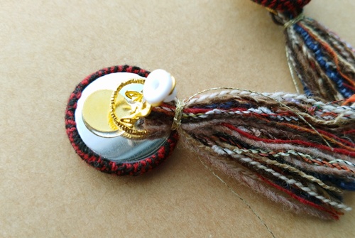 ニットカボションと引き揃え糸タッセルのイヤリング(ラウンド・B)