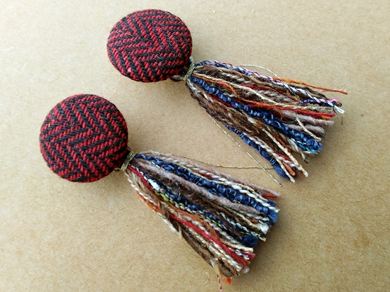 ニットカボションと引き揃え糸タッセルのイヤリング(ラウンド・B)