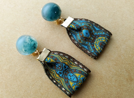 マーブルカボションとオリエンタルリボンタッセルのイヤリング(A)