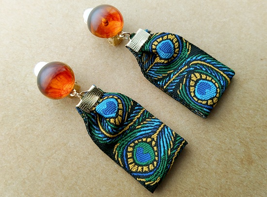 マーブルカボションとオリエンタルリボンタッセルのイヤリング(B)