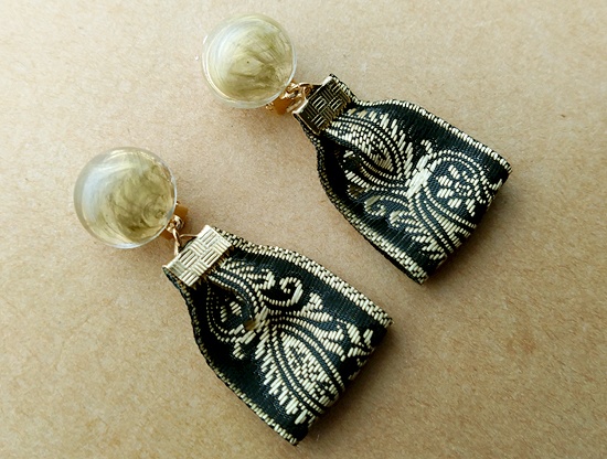 マーブルカボションとオリエンタルリボンタッセルのイヤリング(C)