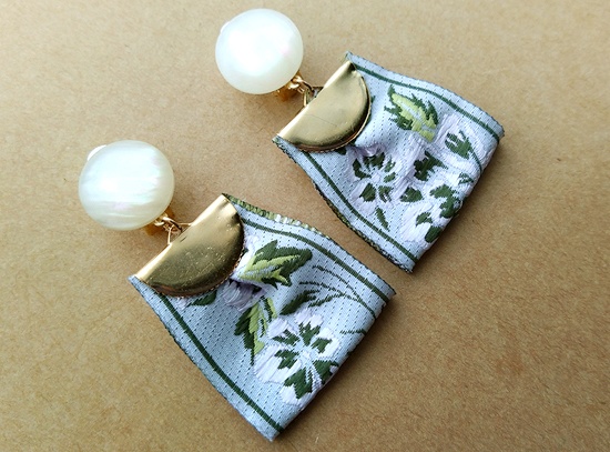 シェル風カボションとフラワーリボンタッセルのイヤリング