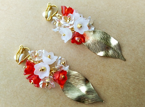 たわわな花とメタルリーフのイヤリング(A)