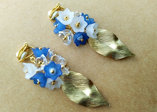 たわわな花とメタルリーフのイヤリング(B)