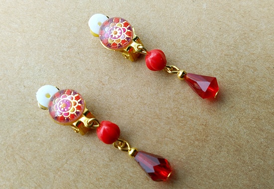 カラフルタイルカボションとガラスビーズのイヤリング(A)