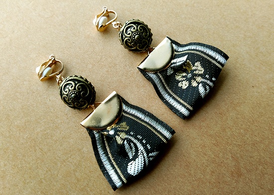 オリエンタルビーズとリボンタッセルのイヤリング(A)