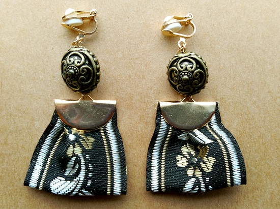 オリエンタルビーズとリボンタッセルのイヤリング(A)