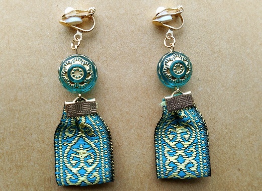 オリエンタルビーズとリボンタッセルのイヤリング（B）