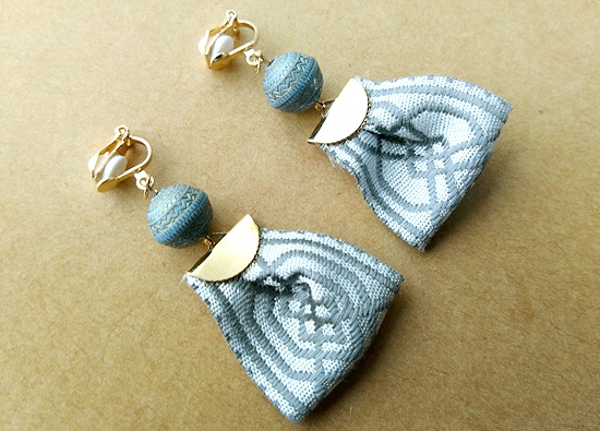 オリエンタルビーズとリボンタッセルのイヤリング(E)