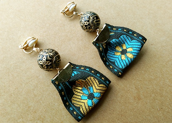 オリエンタルビーズとリボンタッセルのイヤリング(H)