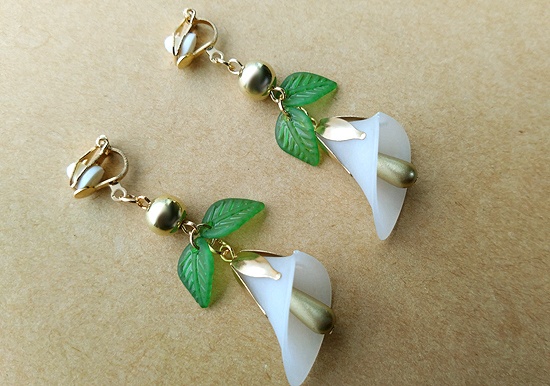 雪色ベルフラワーのイヤリング