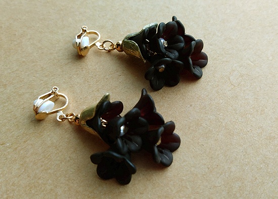 黒の花束のイヤリング