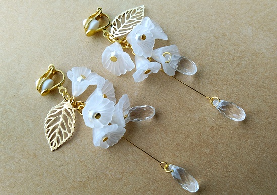 フリルフラワーのイヤリング(white)