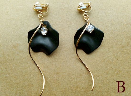 ひとひらの花びらイヤリング(バリエーション有)