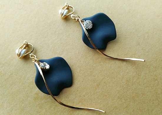 ひとひらの花びらイヤリング(バリエーション有)