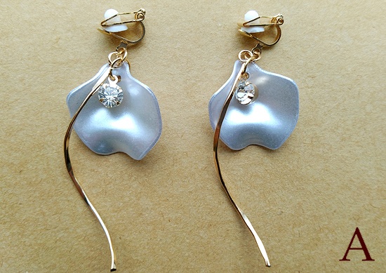 ひとひらの花びらイヤリング(バリエーション有)