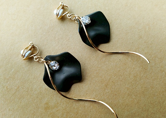 ひとひらの花びらイヤリング(バリエーション有)